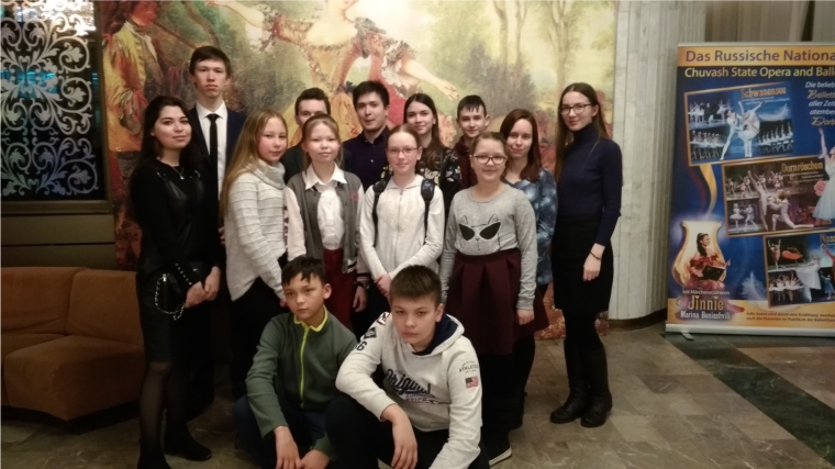 Ученики и учителя школы на открытии XXIII Международного балетного фестиваля